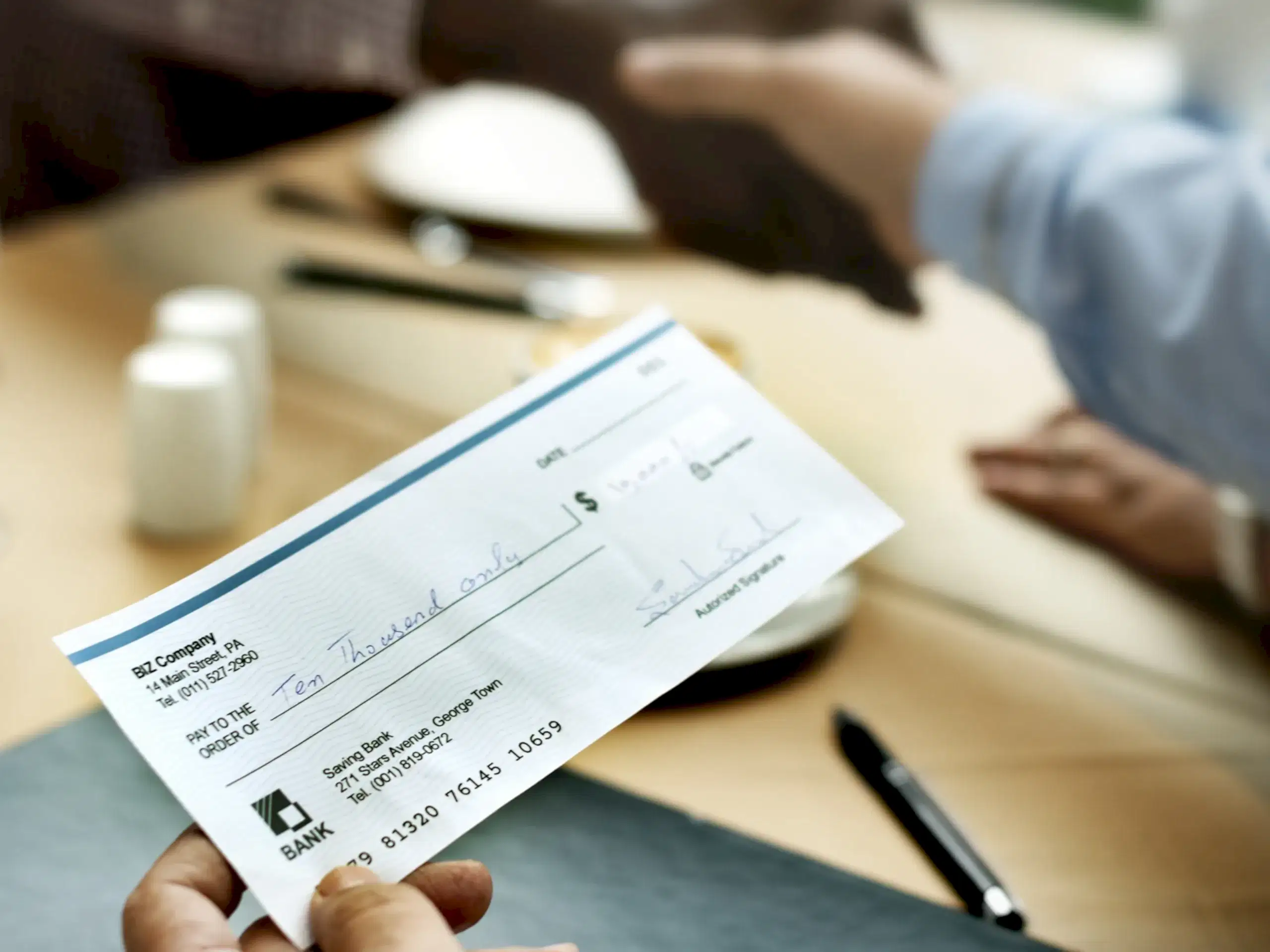 Kaybolan Çek Yaprağı için çek zayii davası açılamaz, bankaya ödenmemesi için ihtar çekilir.